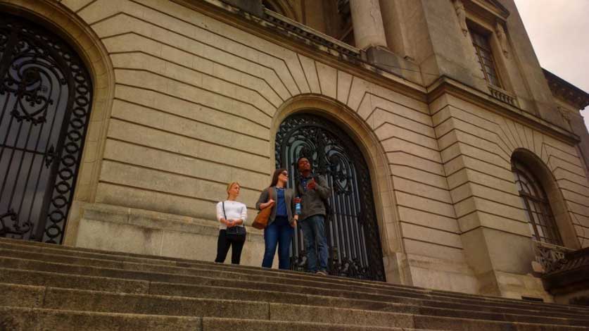 Maputo a pé walking tour participants looking across the city from Praca d'Independencia – via Facebook