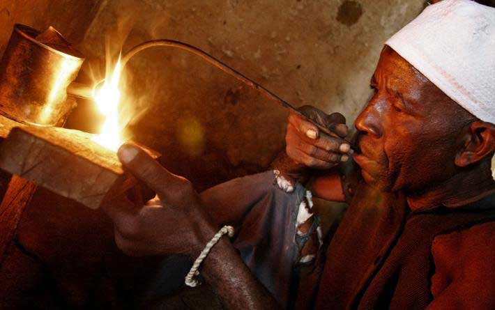 Silversmith at work – via Kaskazini