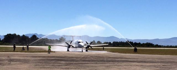 CemAir flight 5Z702 is welcomed with a spray of foam as it touches down in Plettenberg Bay for the first time – via <a href="https://www.google.co.uk/url?sa=t&amp;rct=j&amp;q=&amp;esrc=s&amp;source=web&amp;cd=1&amp;cad=rja&amp;uact=8&amp;ved=0ahUKEwj45cPko4DaAhWBF8AKHe4YCpoQFggpMAA&amp;url=https%3A%2F%2Fen-gb.facebook.com%2FCemairAirline%2F&amp;usg=AOvVaw1VXFU_n-zIJ2FUQ1qn3RkE" target="_blank" rel="noopener">Facebook</a>